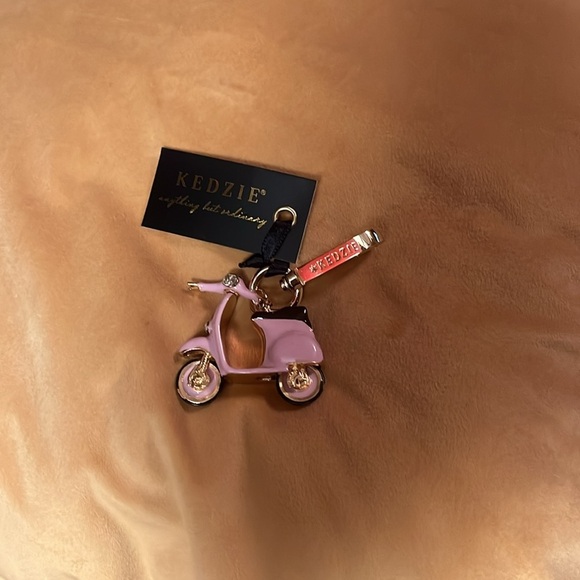 🆕 BAG CHARM - Picture 1 of 1
